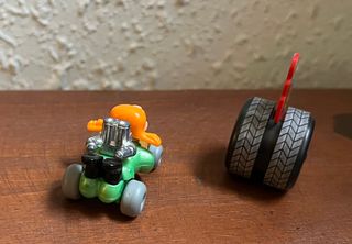 2 FIGURAS KINDER HOMBRE DRAGSTER Y PILOTO RUEDA