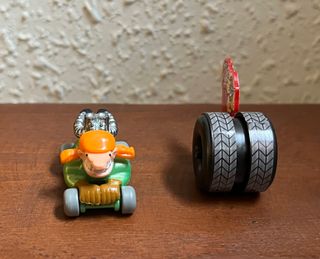 2 FIGURAS KINDER HOMBRE DRAGSTER Y PILOTO RUEDA