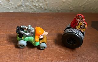 2 FIGURAS KINDER HOMBRE DRAGSTER Y PILOTO RUEDA