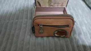 Monedero marrón con bordado