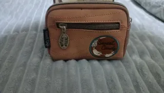 Monedero marrón con bordado