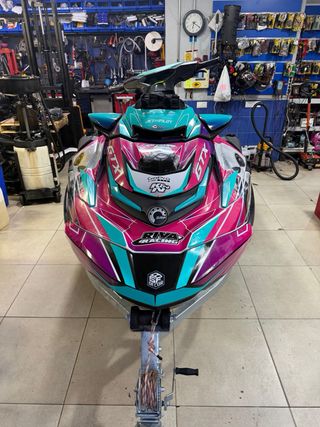 Moto de agua Sea-Doo GTX azul y rosa 170cv