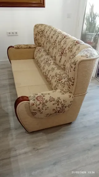 Sofá de tela  recien tapizado, beige. Estampado