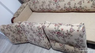 Sofá de tela  recien tapizado, beige. Estampado