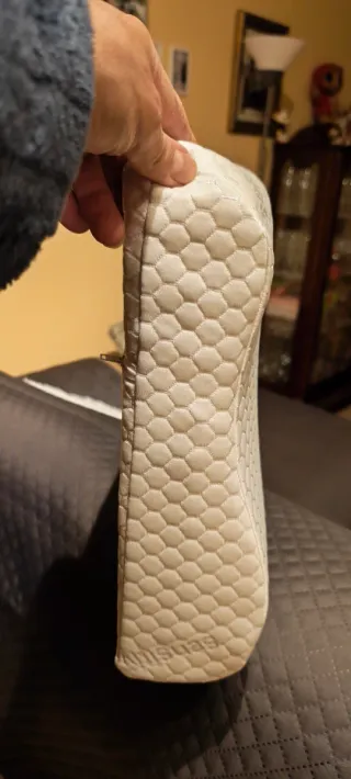 Almohada viscoelástica beige y blanca