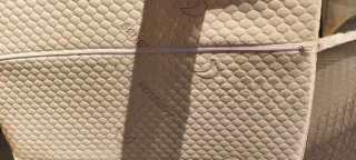 Almohada viscoelástica beige y blanca