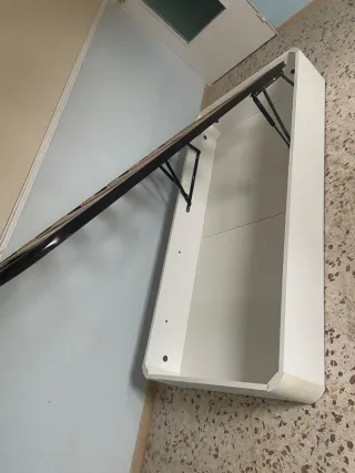 Dormitorio infantil con cama canapé y muebles