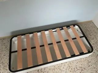 Dormitorio infantil con cama canapé y muebles