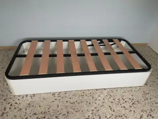 Dormitorio infantil con cama canapé y muebles