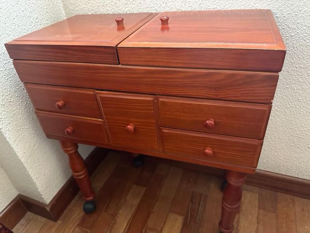 Costurero de madera con cajones