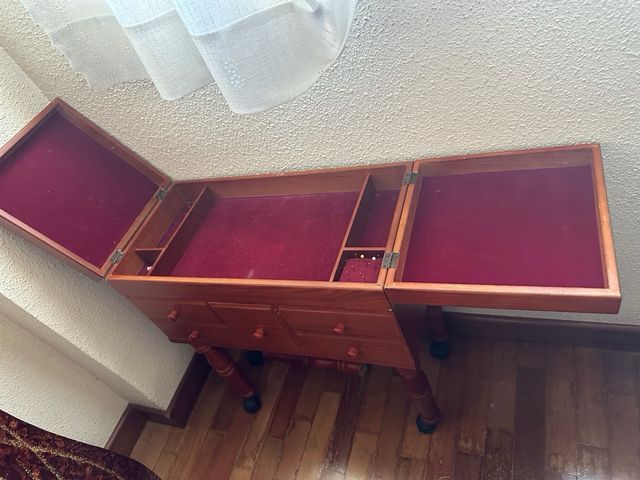 Costurero de madera con cajones