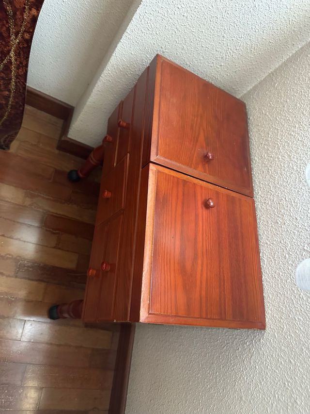 Costurero de madera con cajones