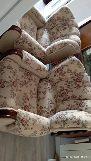 Dos sofas, de 1 plaza con fino estampado floral