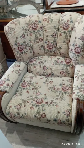 Dos sofas, de 1 plaza con fino estampado floral