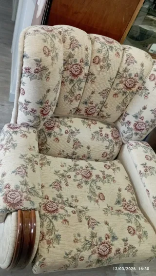 Dos sofas, de 1 plaza con fino estampado floral