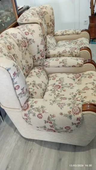 Dos sofas, de 1 plaza con fino estampado floral
