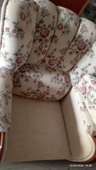 Dos sofas, de 1 plaza con fino estampado floral