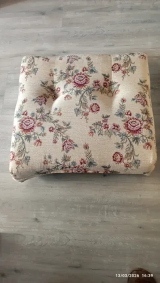 Dos sofas, de 1 plaza con fino estampado floral