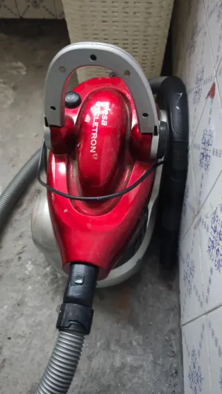 Aspiradora Ufesa 2000W