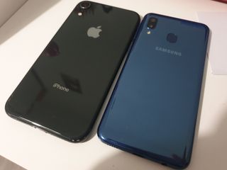 iPhone XR y Samsung A20e para piezas