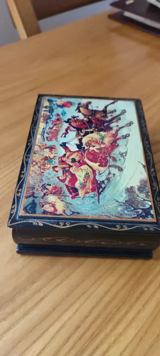 Scatola artigianale russa dipinta a mano