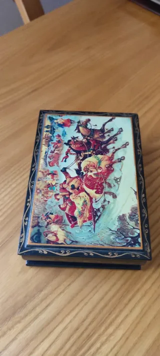 Scatola artigianale russa dipinta a mano