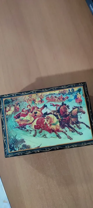 Scatola artigianale russa dipinta a mano