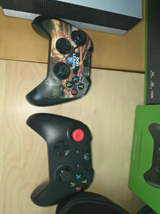 Xbox One X 1TB + Accessori