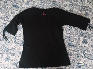 Camiseta negra con pájaros multicolor