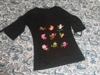 Camiseta negra con pájaros multicolor