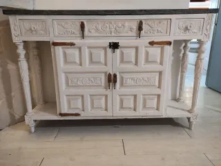 Mueble de madera con tapa de mármol