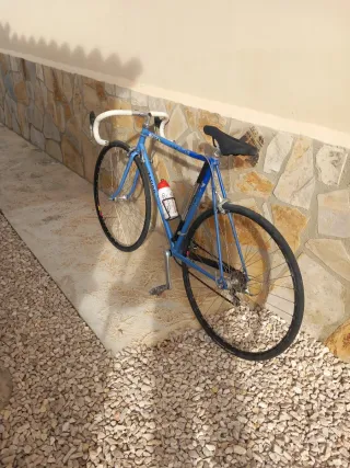 Bicicleta de carretera azul antigua