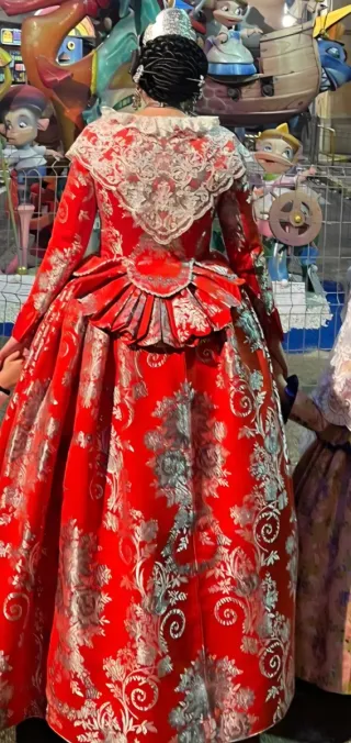 Traje de Fallera Rojo (teja) y bordados en plata.