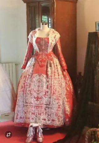 Traje de Fallera Rojo (teja) y bordados en plata.