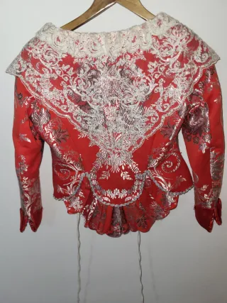 Traje de Fallera Rojo (teja) y bordados en plata.