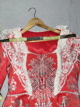 Traje de Fallera Rojo (teja) y bordados en plata.