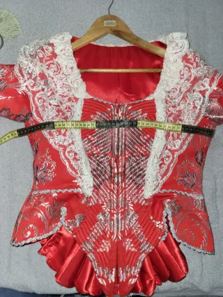 Traje de Fallera Rojo (teja) y bordados en plata.