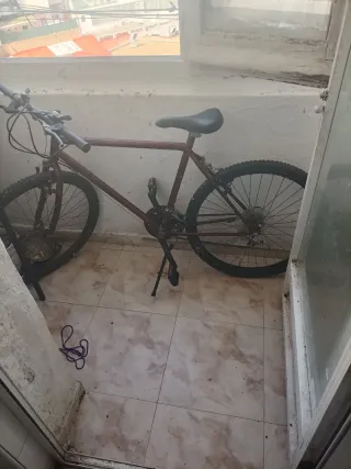 Bicicleta de montaña roja