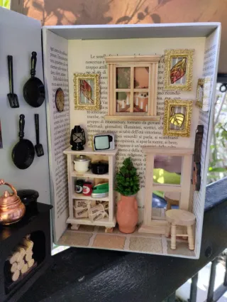 Scatola libro miniatura casa delle bambole.