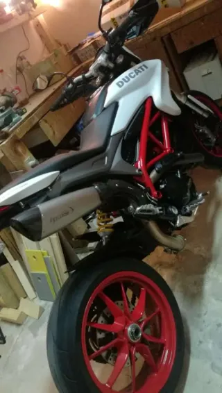 Ducati Hypermotard 939 Roja y Blanca