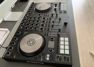 Controlador DJ Traktor Kontrol S4 MK3