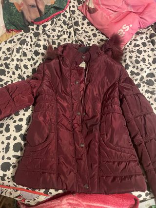 Chaqueta acolchada roja con capucha