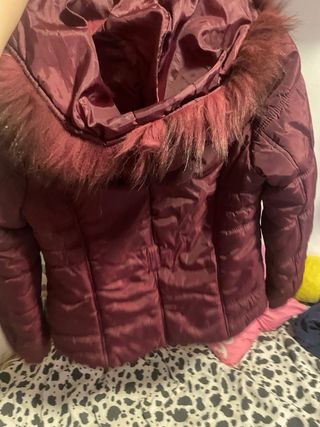 Chaqueta acolchada roja con capucha