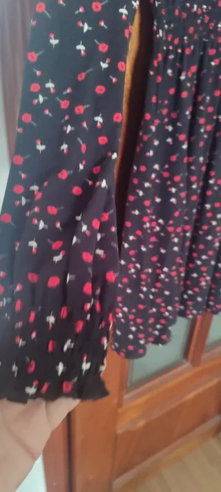 Vestido estampado floral negro y rojo elástico