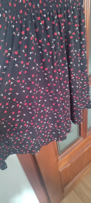 Vestido estampado floral negro y rojo elástico