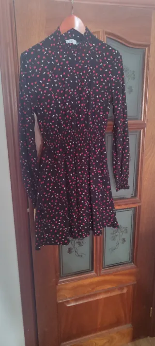 Vestido estampado floral negro y rojo elástico