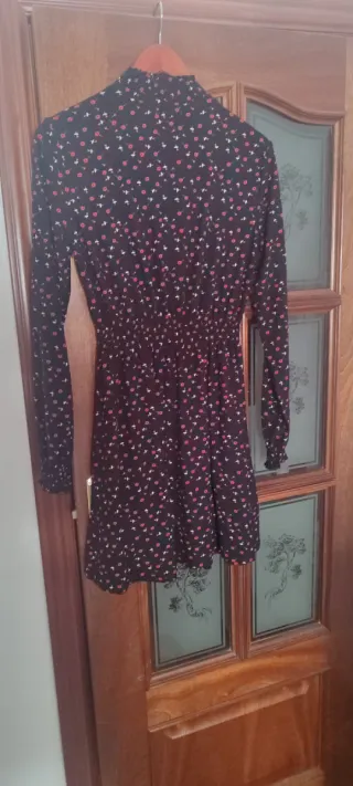 Vestido estampado floral negro y rojo elástico