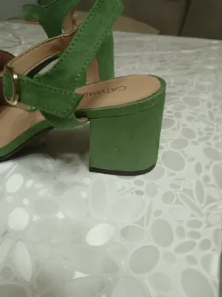 Sandalias CATWALK verdes con hebillas doradas