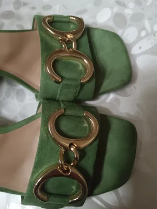 Sandalias CATWALK verdes con hebillas doradas