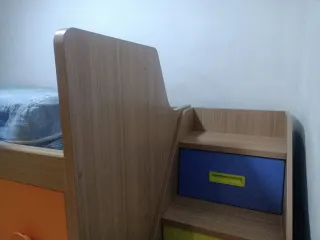 Dormitorio litera infantil con cajones de colores